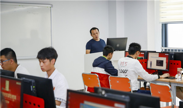 南京新華電腦專修學(xué)院的學(xué)費(fèi)多少？