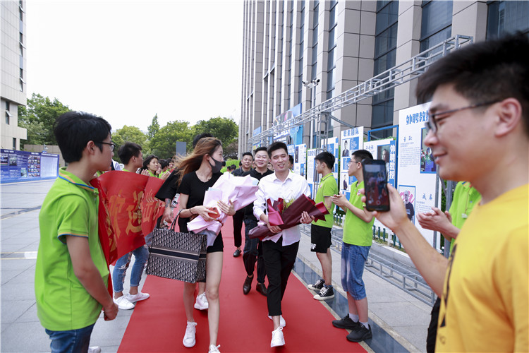 【讓蝴蝶飛過滄?！坎┞?dòng)谛氯A，耀眼于藍(lán)天