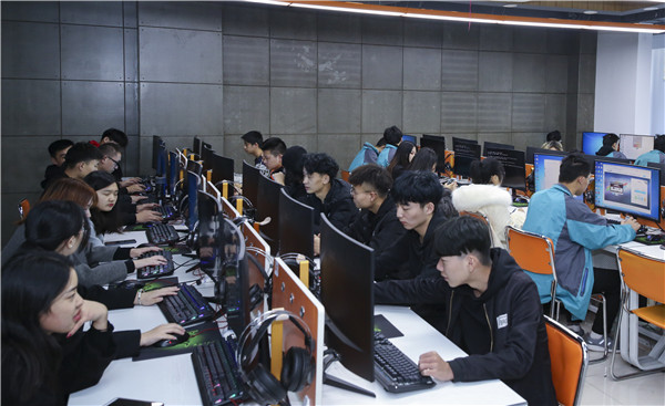 南京新華“感恩有你”平面海報(bào)設(shè)計(jì)大賽圓滿舉行！