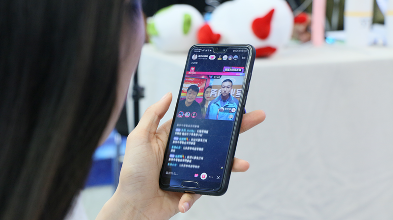 抖音達(dá)人石榴哥化身嗨學(xué)體驗(yàn)官，空降新華引爆直播間