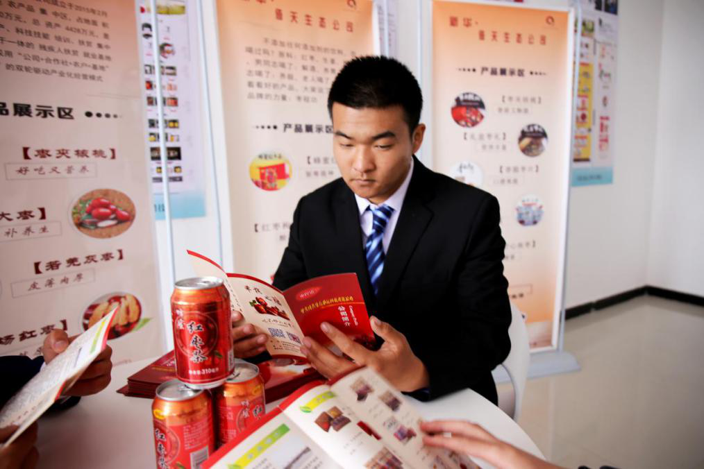 燃爆！麗江石榴哥現(xiàn)場連麥新華電商<a href=http://njxh.cn target=_blank class=infotextkey>專業(yè)</a>學子