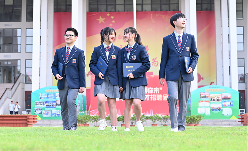 12位學霸天團推薦新華電腦學校，你不了解一下嗎？