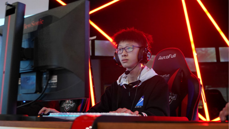 實(shí)力見證！又一新華電腦教育學(xué)子簽約AG俱樂部！