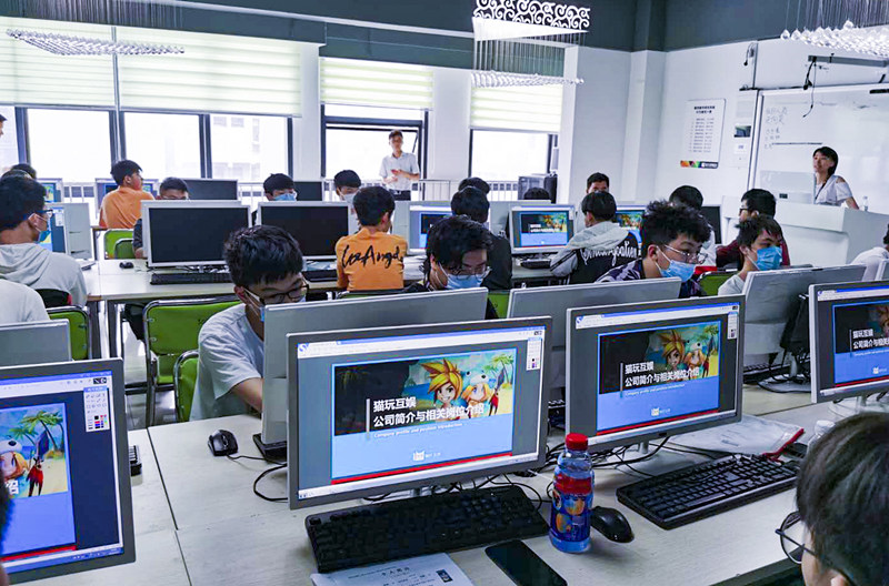 你好，這里是南京新華X-Maker電競學(xué)院！