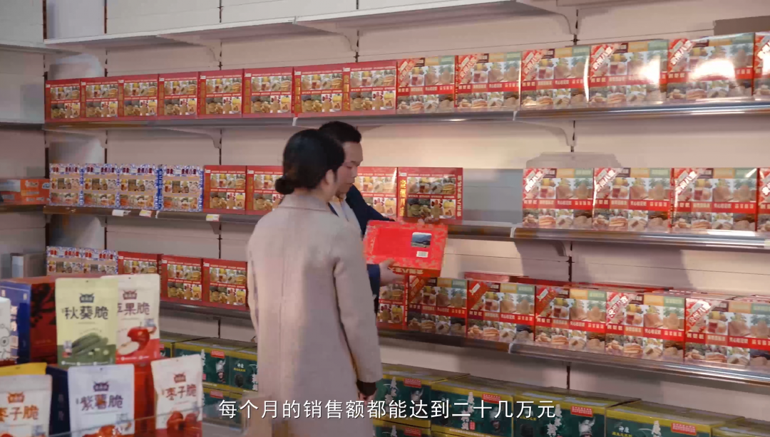 “新華電腦學校就像一座橋，把我和家鄉(xiāng)連接在一起！”