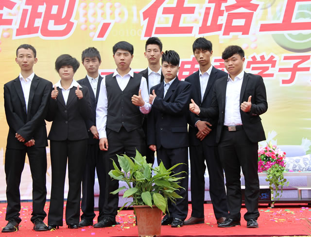 “新華電腦學校就像一座橋，把我和家鄉(xiāng)連接在一起！”