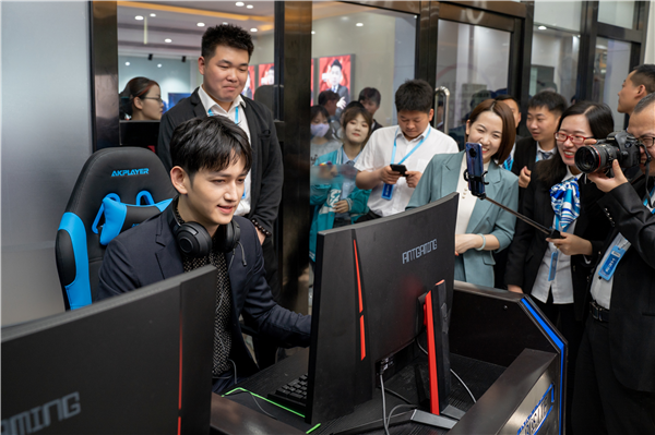 馬可來新華重拾校園生活，青春“競”是精彩！