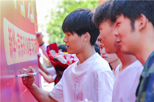 巔峰實(shí)習(xí)，京彩有你 ——南京新華京東618實(shí)習(xí)項(xiàng)目總結(jié)與表彰大會(huì)圓滿結(jié)束