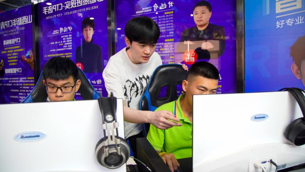 傳遞向上力量！新華電腦學(xué)?！独蠋焷砹恕?月繼續(xù)開講！