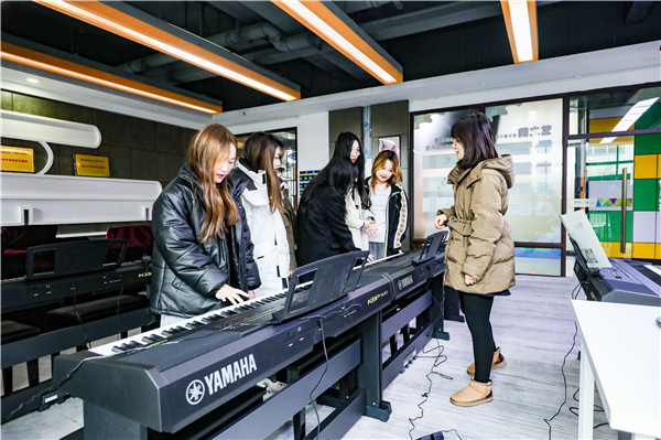 新課堂，迎接新成長(zhǎng)|南新新華美妝新生參觀新教室