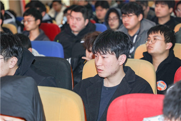 就業(yè)問(wèn)題是重大的經(jīng)濟(jì)社會(huì)問(wèn)題，具有重要性、緊迫性和長(zhǎng)期性，“就業(yè)難”成了絕大多數(shù)年輕人心中的困惑。為幫助我校學(xué)生做出清晰明確的就業(yè)規(guī)劃，提高同學(xué)們的就業(yè)競(jìng)爭(zhēng)力，2022年2月25日上午，南京新華平面設(shè)計(jì)的聞繪敏講師于學(xué)術(shù)報(bào)告廳為同學(xué)們開(kāi)展了以“新職業(yè)，新技術(shù)，新青年”為主題的畢業(yè)生職業(yè)規(guī)劃及求職技巧講座。