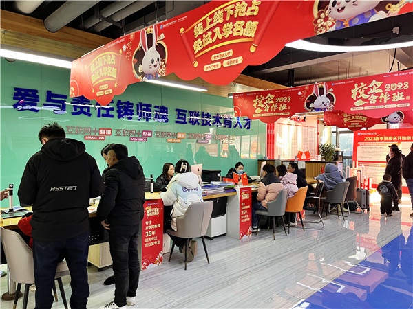 喜迎開(kāi)學(xué) 圓夢(mèng)新華|直擊南京新華火熱報(bào)名現(xiàn)場(chǎng)！