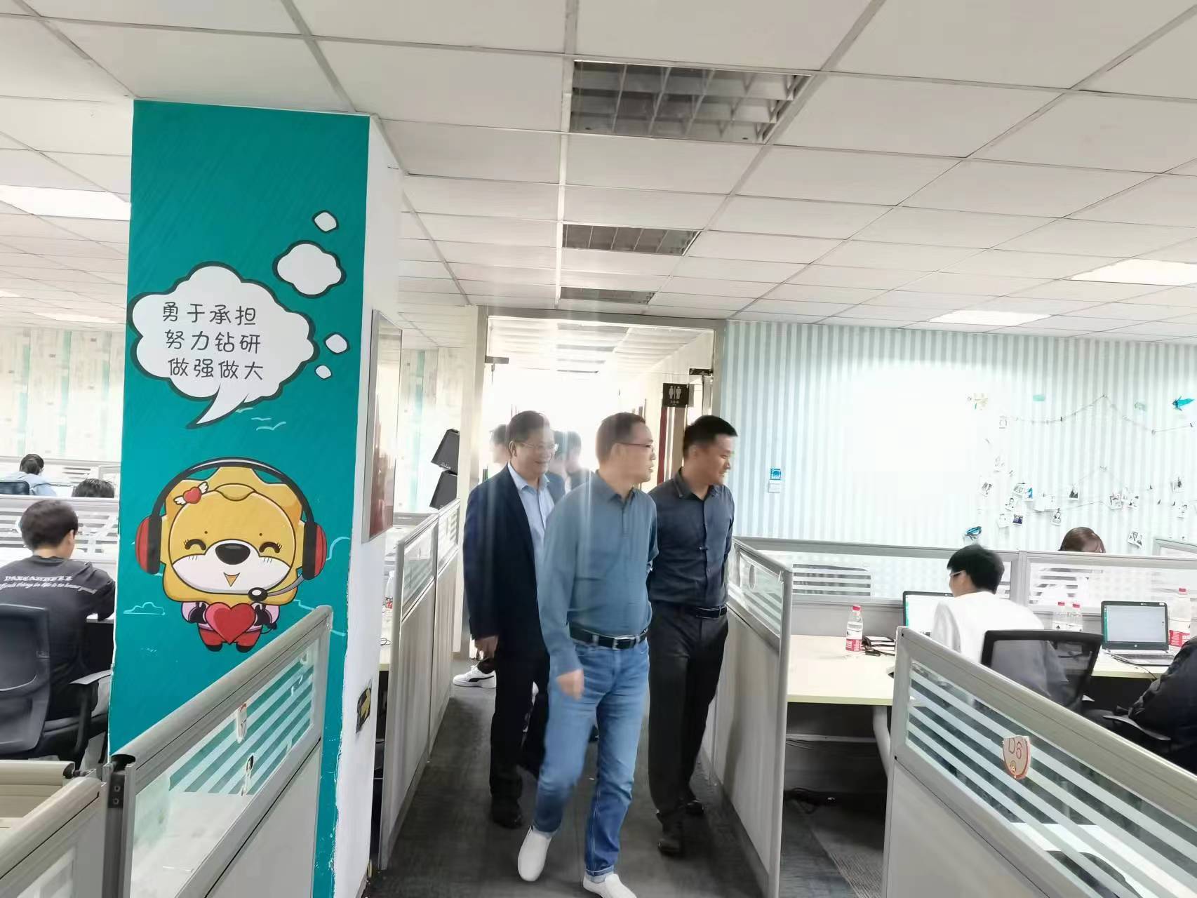 回訪企業(yè)實習(xí)學(xué)生，關(guān)懷職業(yè)成長道路