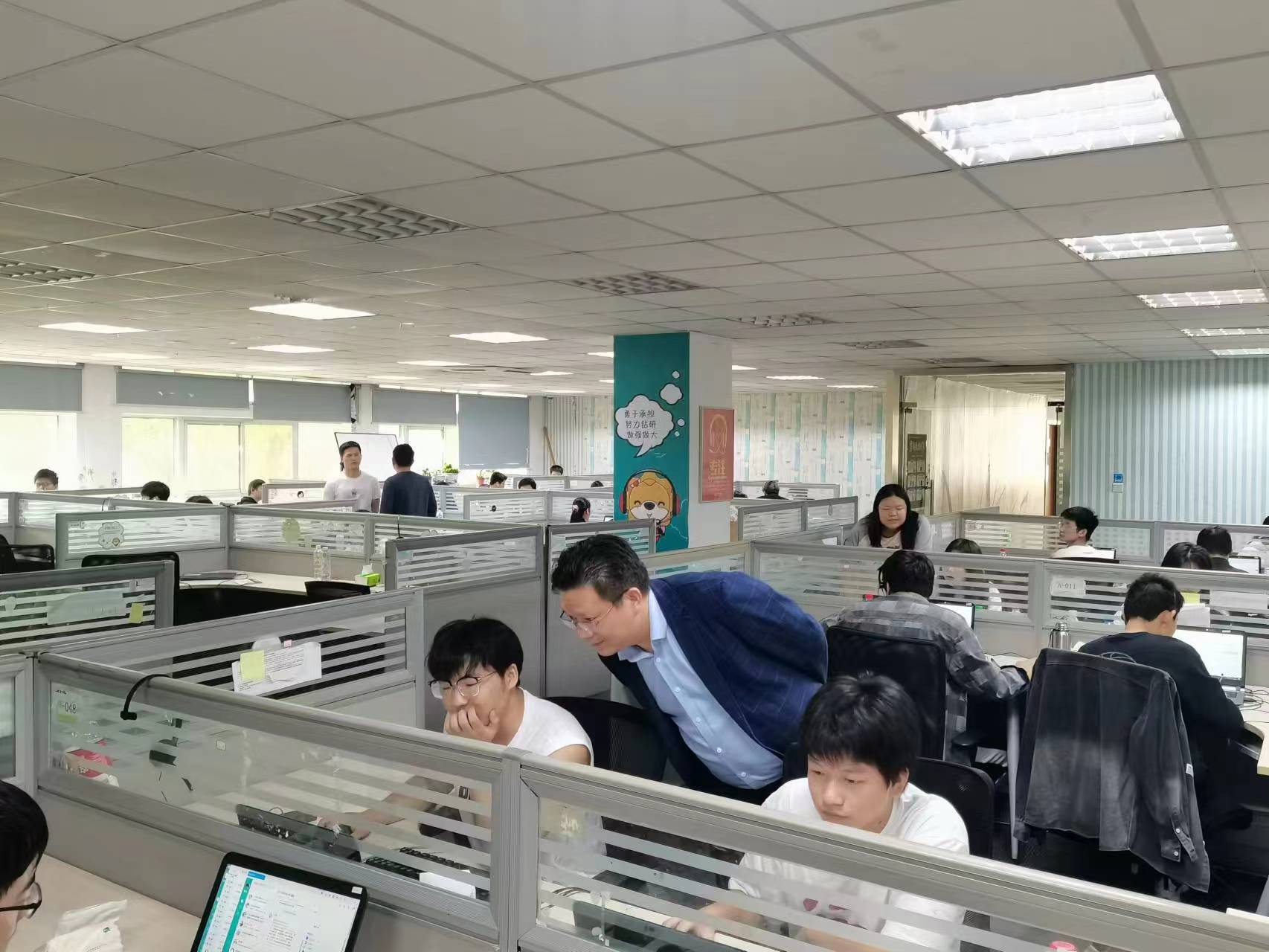 回訪企業(yè)實習(xí)學(xué)生，關(guān)懷職業(yè)成長道路