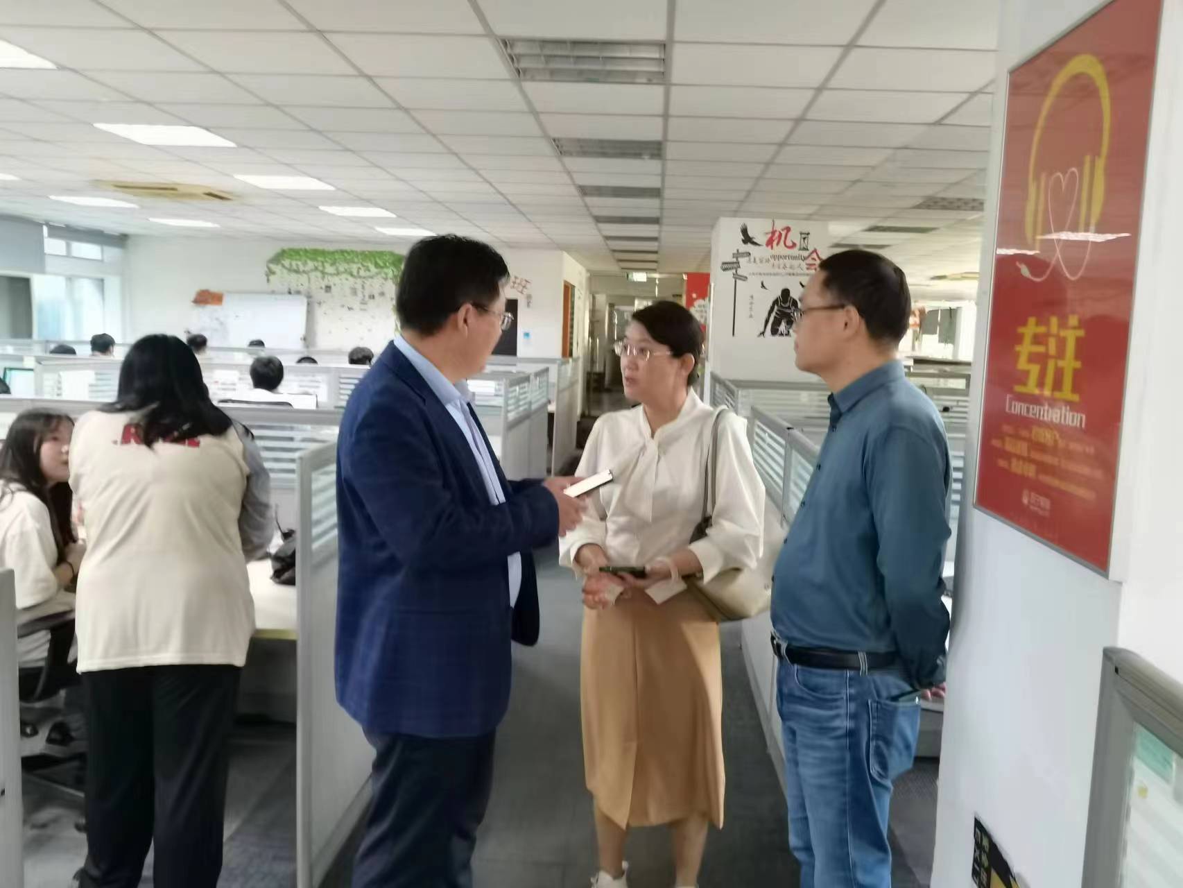 回訪企業(yè)實習(xí)學(xué)生，關(guān)懷職業(yè)成長道路