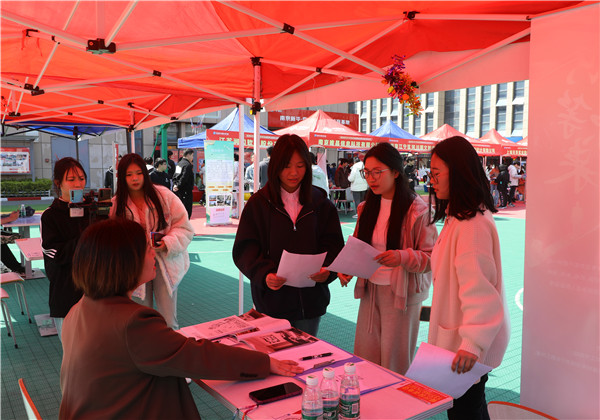 新華筑夢(mèng)，職贏未來 南京新華2024年春季校園招聘會(huì)暨校企融合簽約儀式圓滿舉行