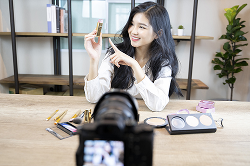 1765954602958274.jpg 花瓣素材_圖像,青年人,顯示器,女性,電視攝像機(jī),亞洲,商務(wù),博客,一個(gè)人,泰國(guó)_1646036.jpg