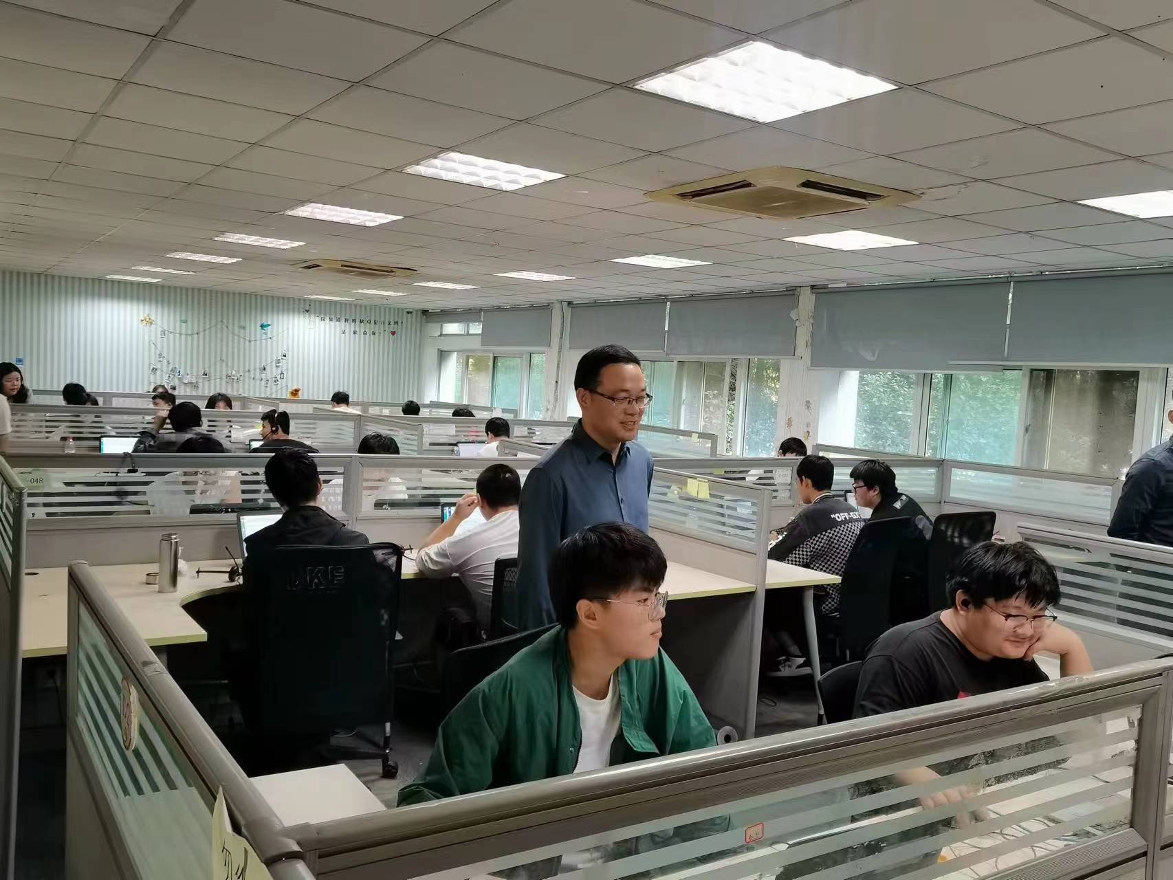 回訪企業(yè)實習(xí)學(xué)生，關(guān)懷職業(yè)成長道路