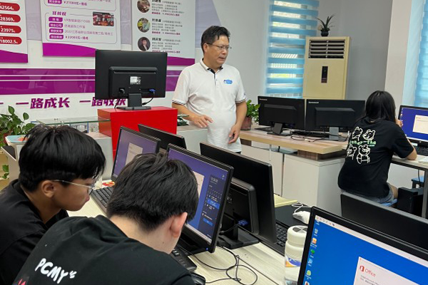 筑夢新崗位，啟航職場路 | 南京新華電腦開展就業(yè)指導宣講課