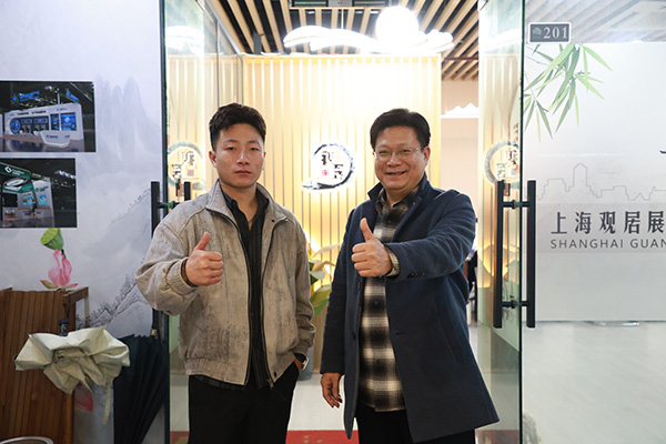 科技賦能夢想，師恩照亮前程：南京新華電腦專修學(xué)校程老師慰問成功學(xué)子許義虎