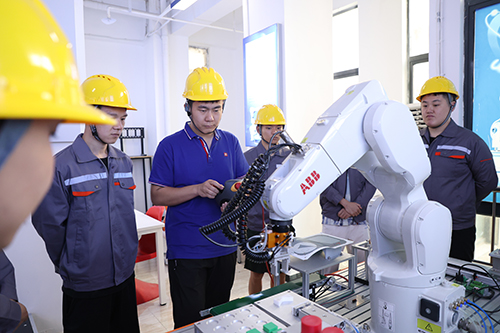 技校學(xué)什么技術(shù)比較好？這 3個(gè)方向讓你逆襲人生