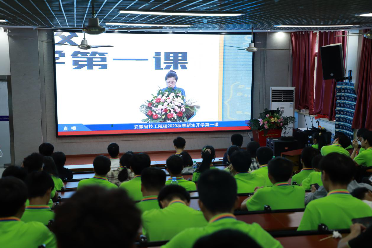 今天，新華萬名師生同上一堂課，是一種什么樣的體驗？