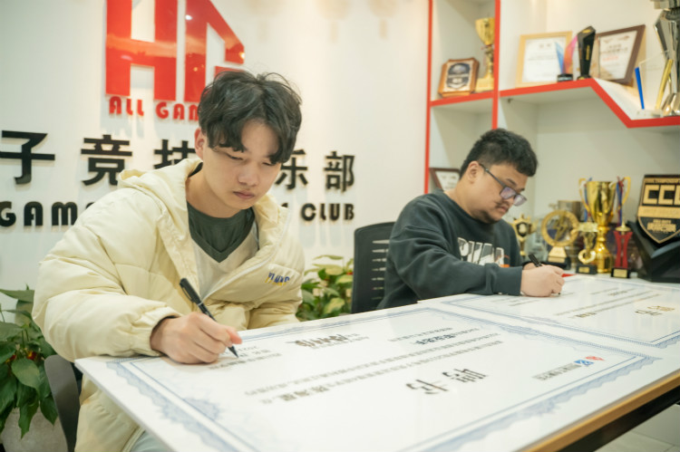 實(shí)力見證！又一新華電腦教育學(xué)子簽約AG俱樂(lè)部！