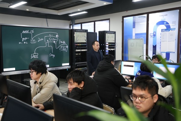 初中成績不好上不了高中怎么辦？南京新華為你點亮技能人生！