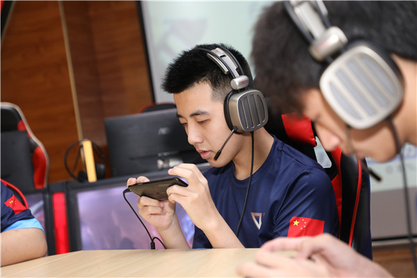 如何看待 Miss 爆料「Faker 年薪 5800 萬，LPL 選手月薪保底 2 萬」？