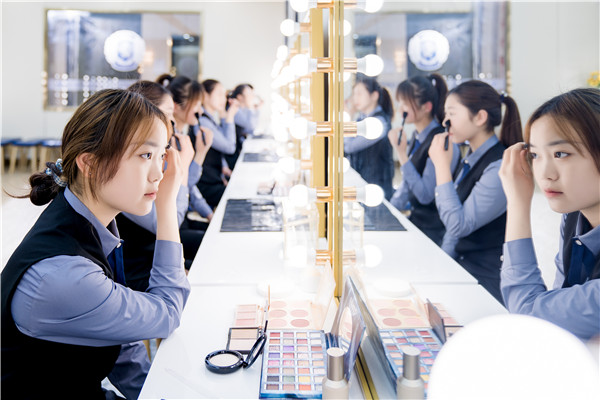 女生學(xué)一門什么手藝好就業(yè)？美妝專業(yè)開辟