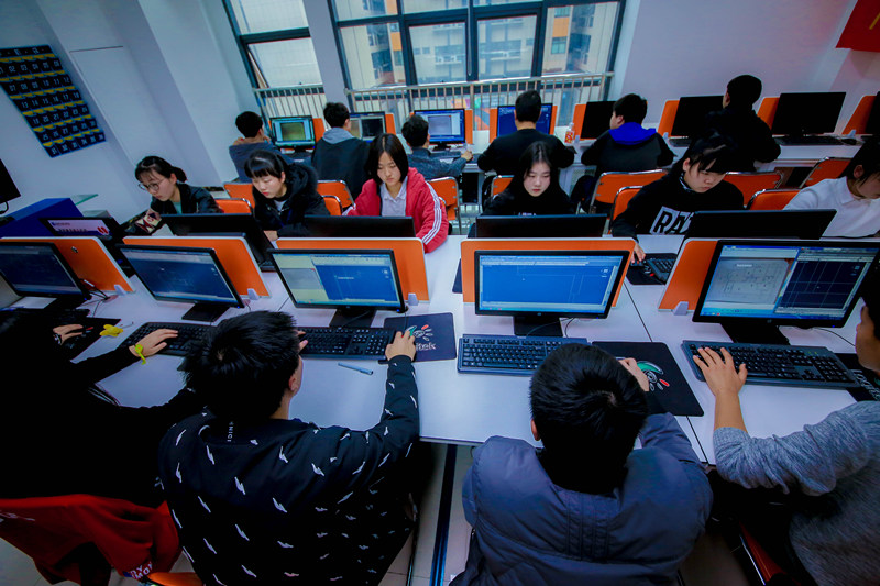 你看！他們代表學(xué)校去參加全國互聯(lián)網(wǎng)職業(yè)技能大賽了耶！