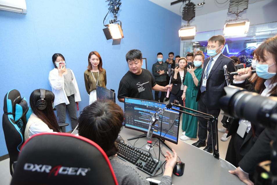 抖音達人石榴哥化身嗨學(xué)體驗官，空降新華引爆直播間