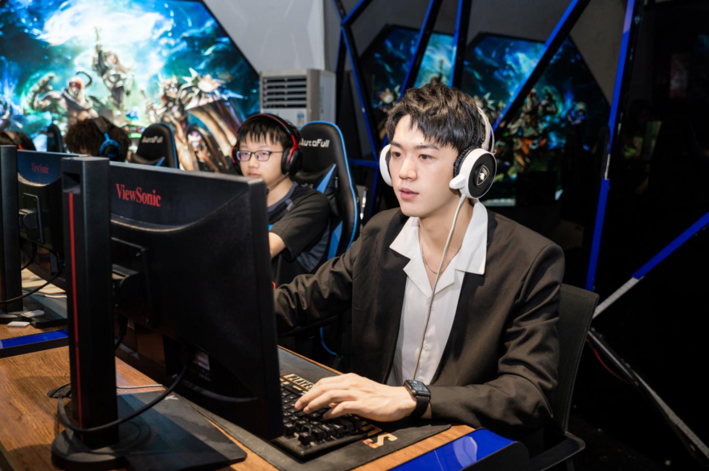 明星帶路|盧東旭探秘校園黑科技，直擊新華硬實(shí)力！