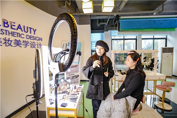 新課堂，迎接新成長(zhǎng)|南新新華美妝新生參觀新教室